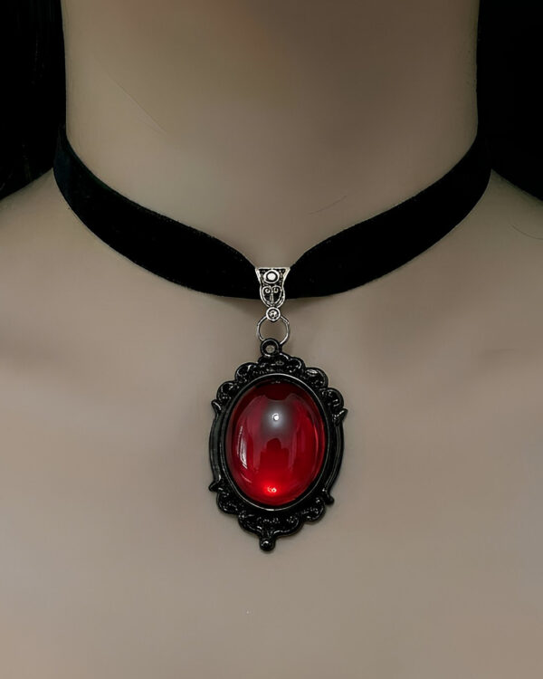 Velvet choker in red