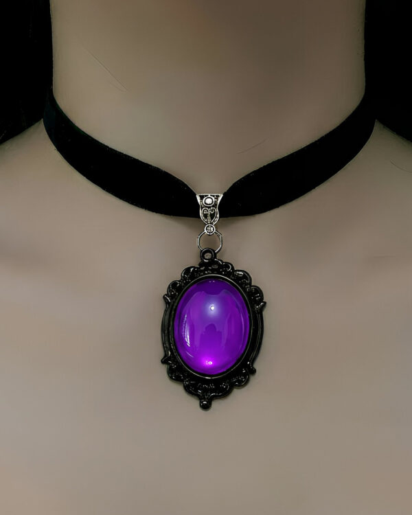 Velvet choker in purple