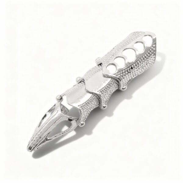 Finger armour in silver