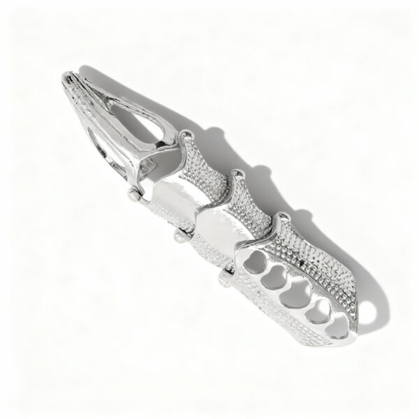 Finger armour in silver