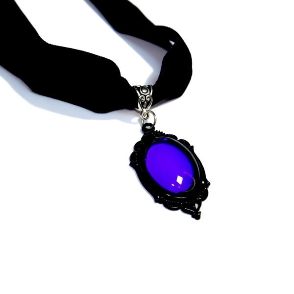 Velvet choker in purple
